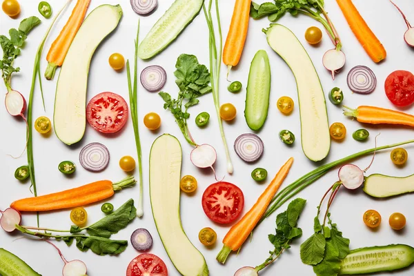 白の背景に新鮮スライス栄養野菜のトップビュー — ストック写真