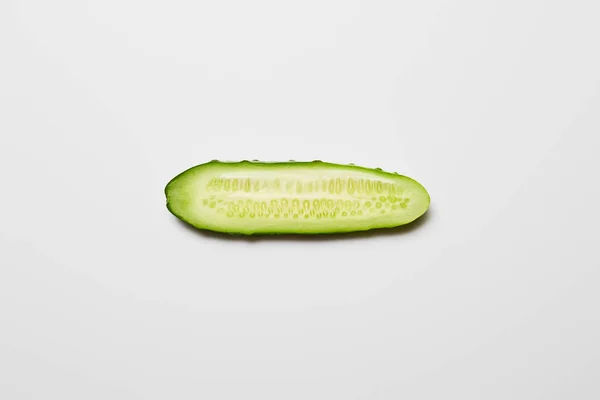 Bovenaanzicht Van Verse Komkommer Slice Witte Achtergrond — Stockfoto