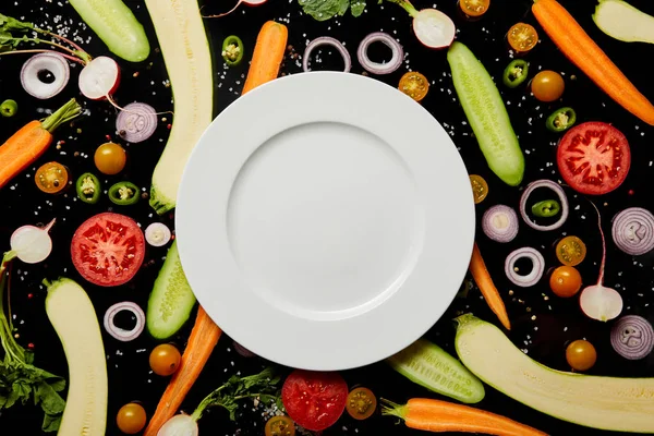 Top View Empty Plate Vegetable Pattern Background Isolated Black — Stock Photo, Image