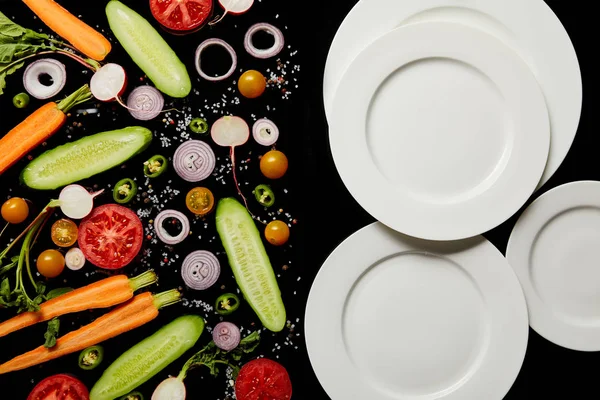 Vista Superior Platos Redondos Vacíos Cerca Verduras Rodajas Aisladas Negro — Foto de Stock