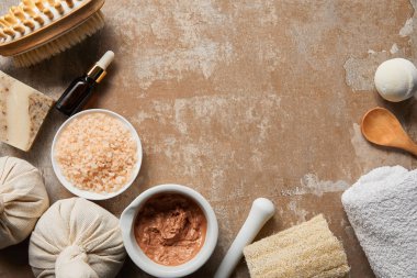 dokulu yıpranmış bej yüzeyinde organik kozmetik ve güzellik malzemeleri üst görünümü
