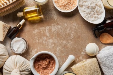 dokulu yıpranmış bej yüzeyinde doğal kozmetik üst görünümü