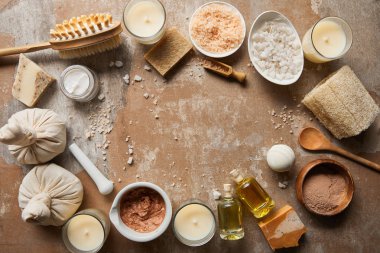dokulu yıpranmış bej yüzeyinde dekoratif mumlar yakın doğal kozmetik ve güzellik malzemeleri üst görünümü