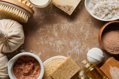 kopya alanı ile dokulu yıpranmış bej arka plan üzerinde doğal kozmetik malzemelerin üst görünümü
