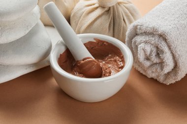 bej yüzeyinde kil, taş ve beyaz pamuk havlu yakın görünümü