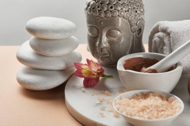buda heykelcik ve gri izole mermer daire üzerinde spa taşları yakın kase kil ve deniz tuzu