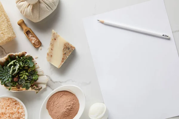 Vista Superior Cosméticos Orgánicos Papel Blanco Con Lápiz Sobre Mesa — Foto de Stock