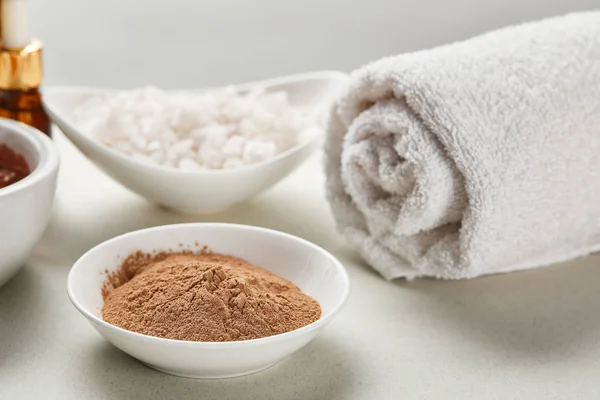 Selective Focus Clay Powder Sea Salt Bowls White Rolled Cotton — Stock Photo, Image