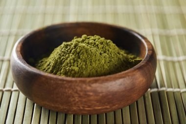 bambu masa paspas üzerinde ahşap kase yeşil matcha tozu seçici odak