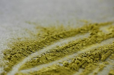 gri masa üzerinde yeşil matcha tozu seçici odak