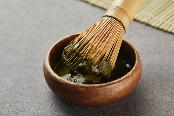 Selektiver Fokus Von Bambusbesen Holzschüssel Mit Grünem Matcha Pulver — Stockfoto