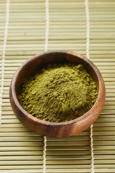 Messa Fuoco Selettiva Polvere Matcha Verde Ciotola Legno Tappetino Bambù — Foto Stock