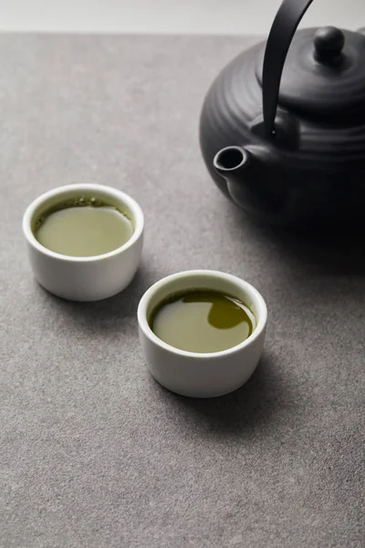Foco Seletivo Bule Preto Copos Brancos Com Chá Matcha Mesa — Fotografia de Stock
