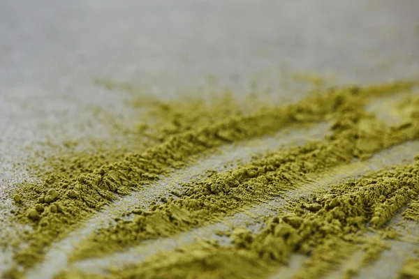 Επιλεκτική Εστίαση Της Πράσινης Σκόνης Μάτσα Γκρίζο Τραπέζι — Φωτογραφία Αρχείου