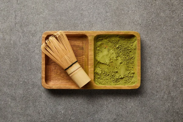 Topputsikt Över Bambu Visp Med Matcha Puder Träskål Grått Bord — Stockfoto