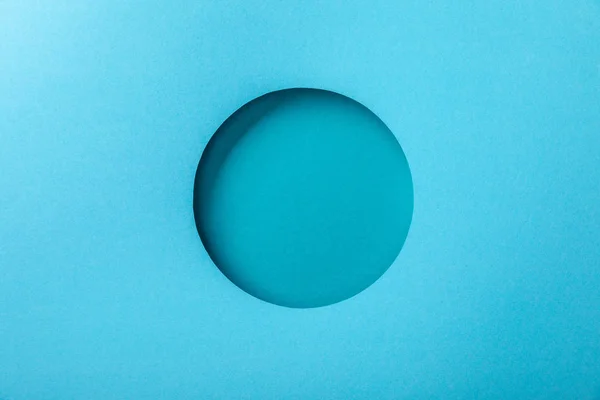 Modrý Papír Pozadí Minimalistickým Kulatým Otvorem — Stock fotografie