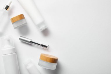 beyaz farklı kozmetik kaplar üst görünümü 