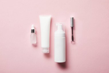 el kremi, kozmetik dispenser, boş kavanoz ve maskara şişesi pembe krem tüp 