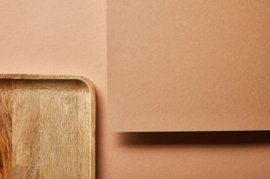 kahverengi ahşap tepsi ve kontrplak üst görünümü 
