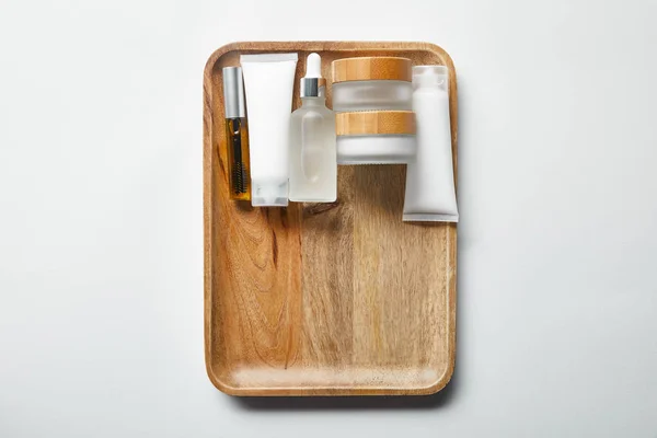 白の木製トレイに様々な化粧品容器 — ストック写真
