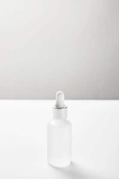 玻璃瓶与化妆品血清在白色 — 图库照片