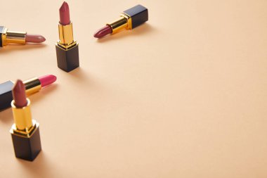kopya alanı ile bej tüpler ruj çeşitli tonları