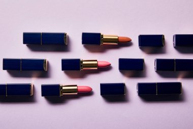 düz menekşe tüpler rujlar farklı pembe tonları ile yatıyordu   