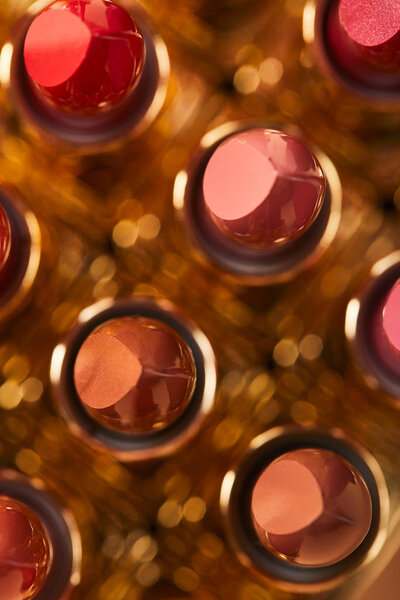 селективное фокусирование различных оттенков помады в трубках
