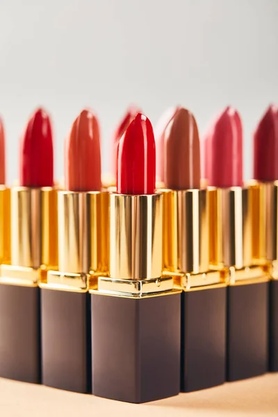 Verschillende Rode Lippenstiften Beige Grijs — Stockfoto