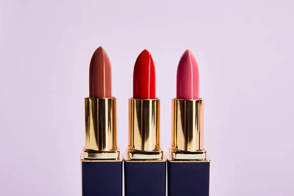 Varios Tonos Rojos Lápices Labiales Aislados Violeta — Foto de Stock