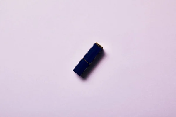 보라색에 립스틱의 튜브의 상단보기 — 스톡 사진