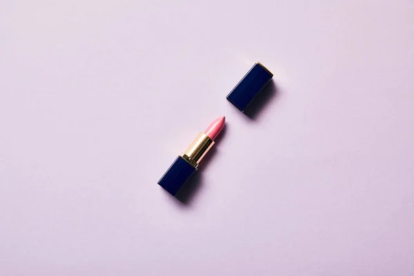 Vista Superior Solo Tubo Abierto Lápiz Labial Rosa Sobre Púrpura —  Fotos de Stock