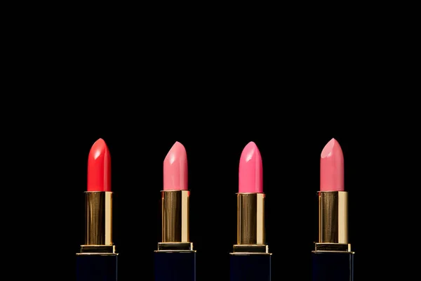 Verschillende Tinten Lippenstiften Buizen Geïsoleerd Zwart — Stockfoto