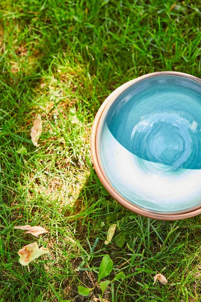 Draufsicht Auf Blaue Leere Keramikschale Auf Grünem Gras — Stockfoto