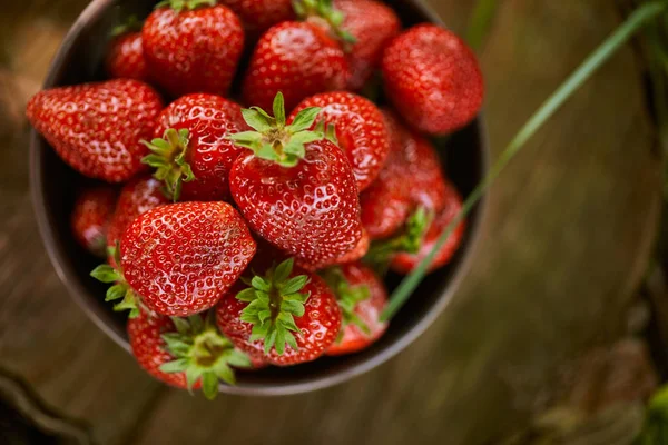 树桩上碗中新鲜草莓的顶视图 — 图库照片