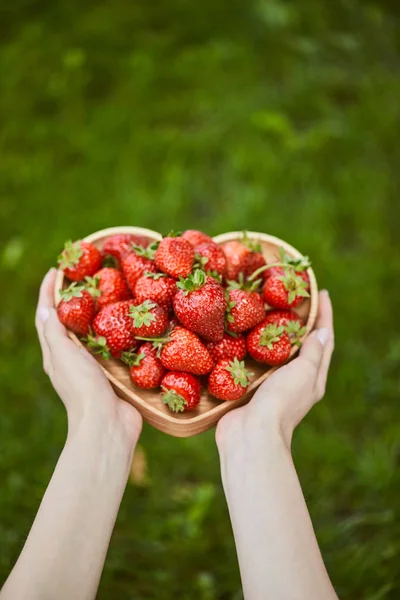 Vista Recortada Mujer Sosteniendo Placa Forma Corazón Con Fresas — Foto de Stock