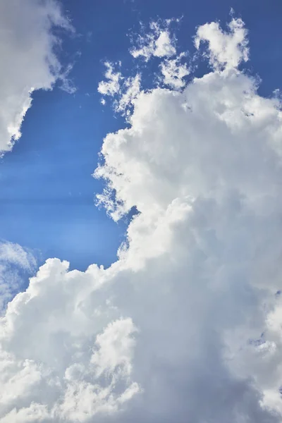 与蓝蓝的天空和洁白的云朵背景 — 图库照片