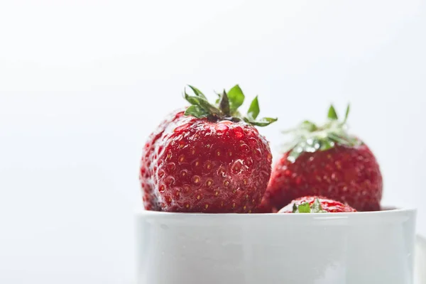 Bio Süße Erdbeeren Tasse Isoliert Auf Weiß — Stockfoto
