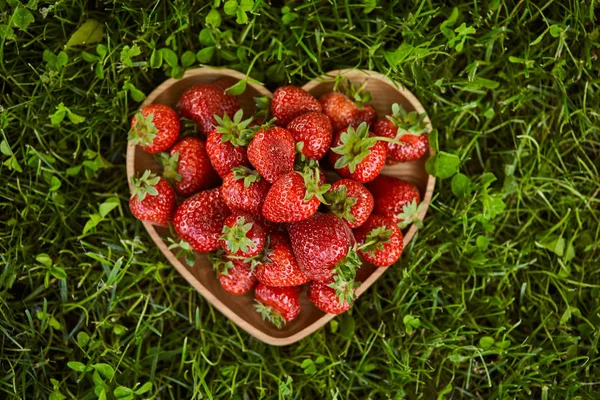 Top View Red Strawberries Wooden Heart Shaped Plate Green Grass — Stock Photo, Image