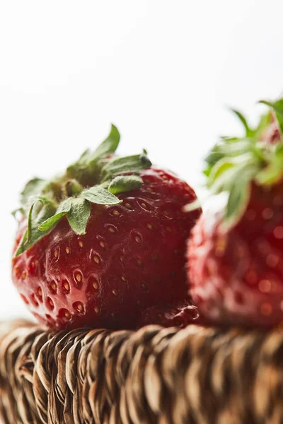 美味的甜草莓在柳条篮子隔离在白色 — 图库照片