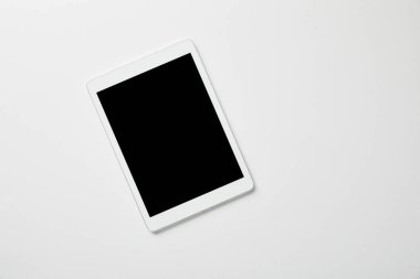 beyaz yüzeyde dijital tablet üst görünümü