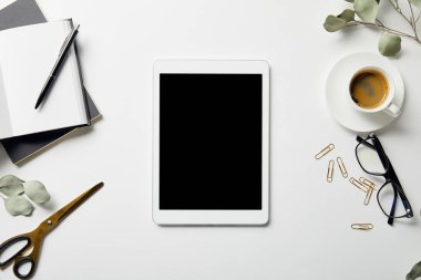 beyaz yüzeyüzerinde kalem ile dijital tablet, bitkiler, kırtasiye, makas, kahve, gözlük ve dizüstü bilgisayarlar üst görünümü