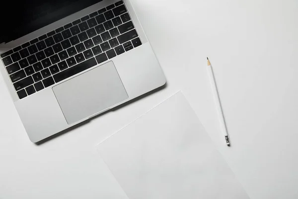 Felülnézet Laptop Papír Ceruza Fehér Felületen — Stock Fotó