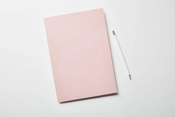 Vista Superior Papel Rosa Lápis Superfície Branca — Fotografia de Stock