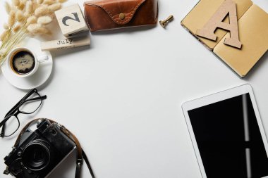 tablet üst görünümü, fotoğraf kamerası, gözlük, kahve, kasa, not defteri, beyaz yüzeyüzerinde sayılar ve harfler ile blok