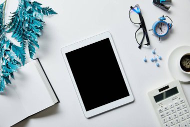 not defteri, kahve, kırtasiye, çalar saat, hesap makinesi, gözlük ve beyaz yüzey üzerinde mavi şube yakın dijital tablet üst görünümü