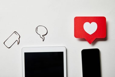 kağıt düşünce ve konuşma kabarcıkları ile dijital tablet ve akıllı telefon, kağıt kalp, beyaz yüzeyüzerinde kart gibi
