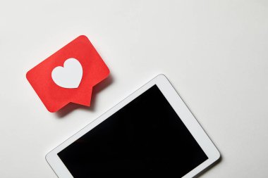 beyaz yüzeyde işaret kartı gibi dijital tablet