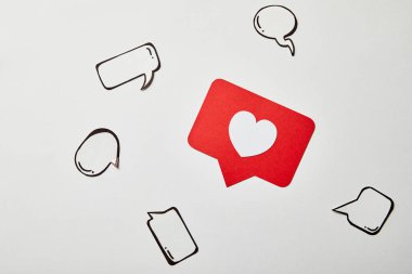 beyaz yüzeyüzerinde düşünce ve konuşma kabarcıkları ile işaret kartı gibi kırmızı