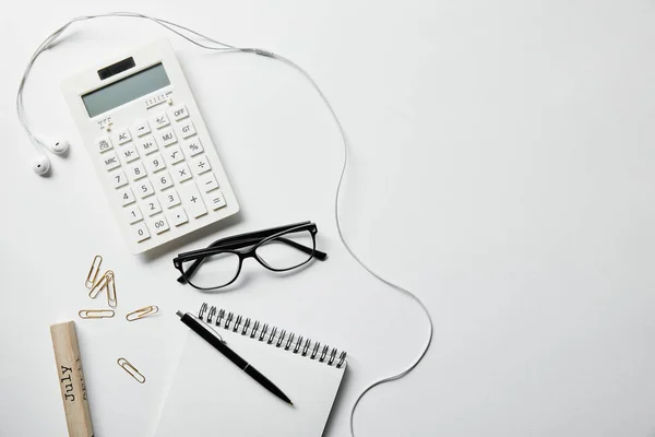 Vista Superior Papelería Calculadora Auriculares Portátil Con Pluma Superficie Blanca — Foto de Stock